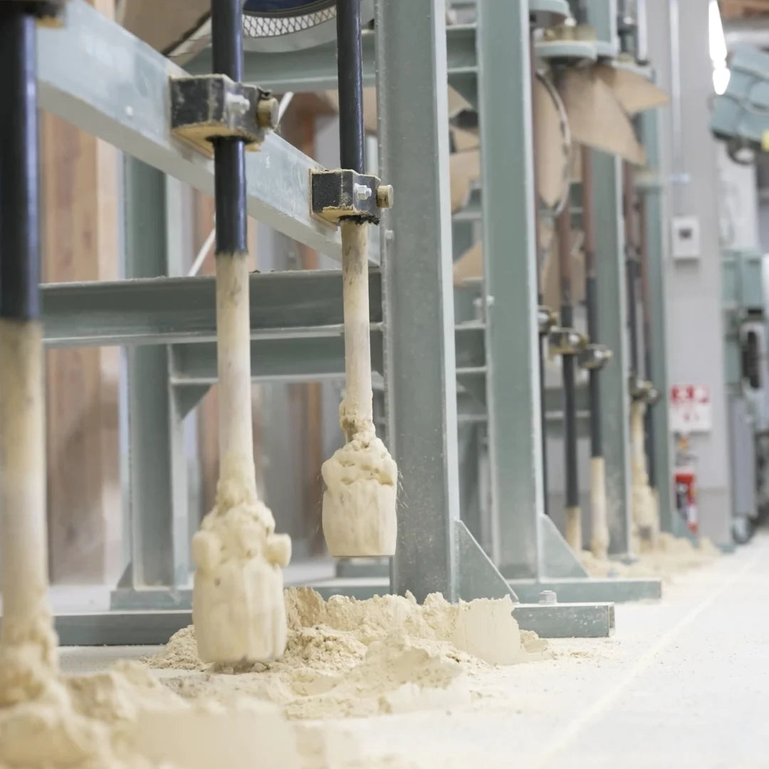 Machines crush extracted hanasaka ceramic stone, imitating the manual crushing method of ancient times.